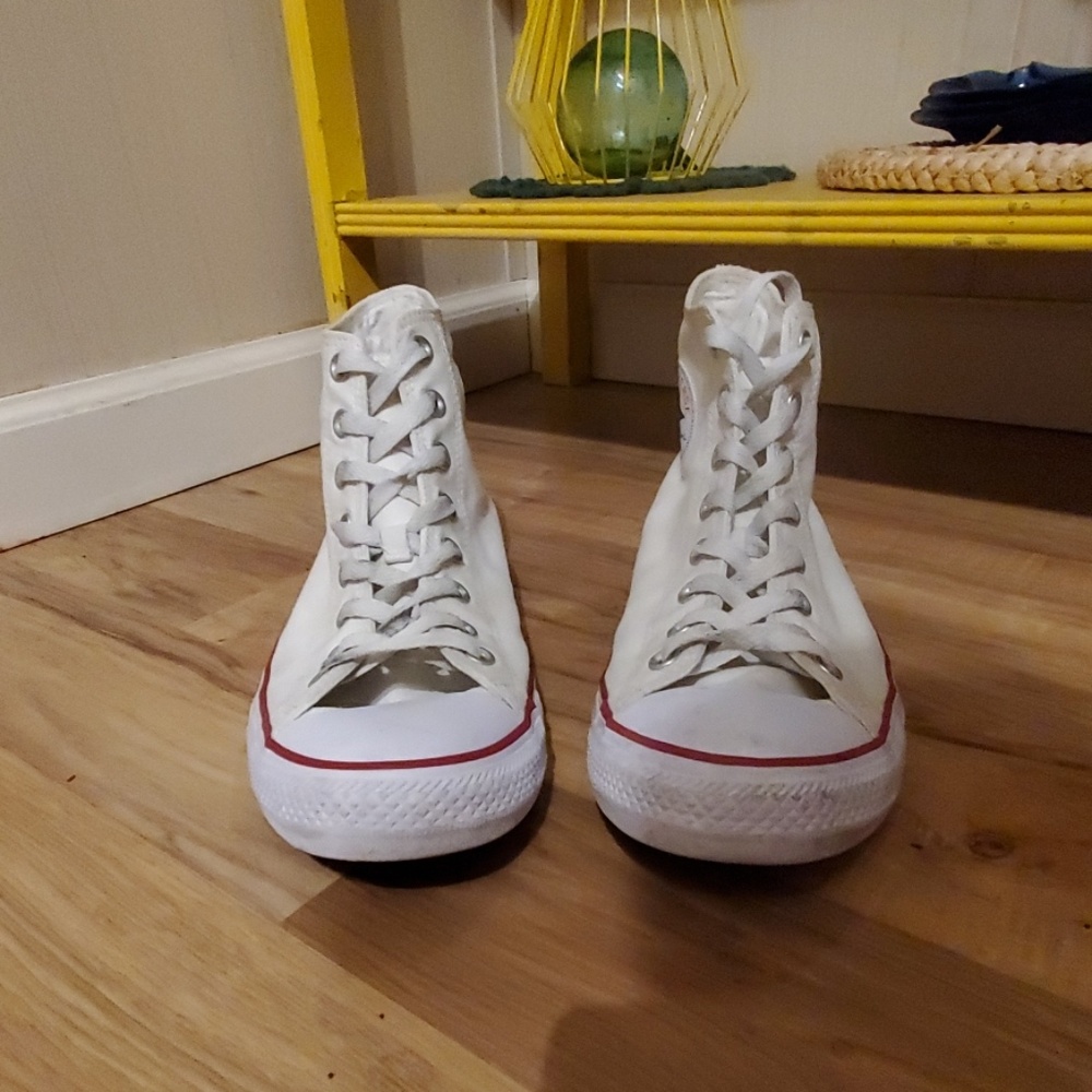 White converse All Star Chuck Taylors